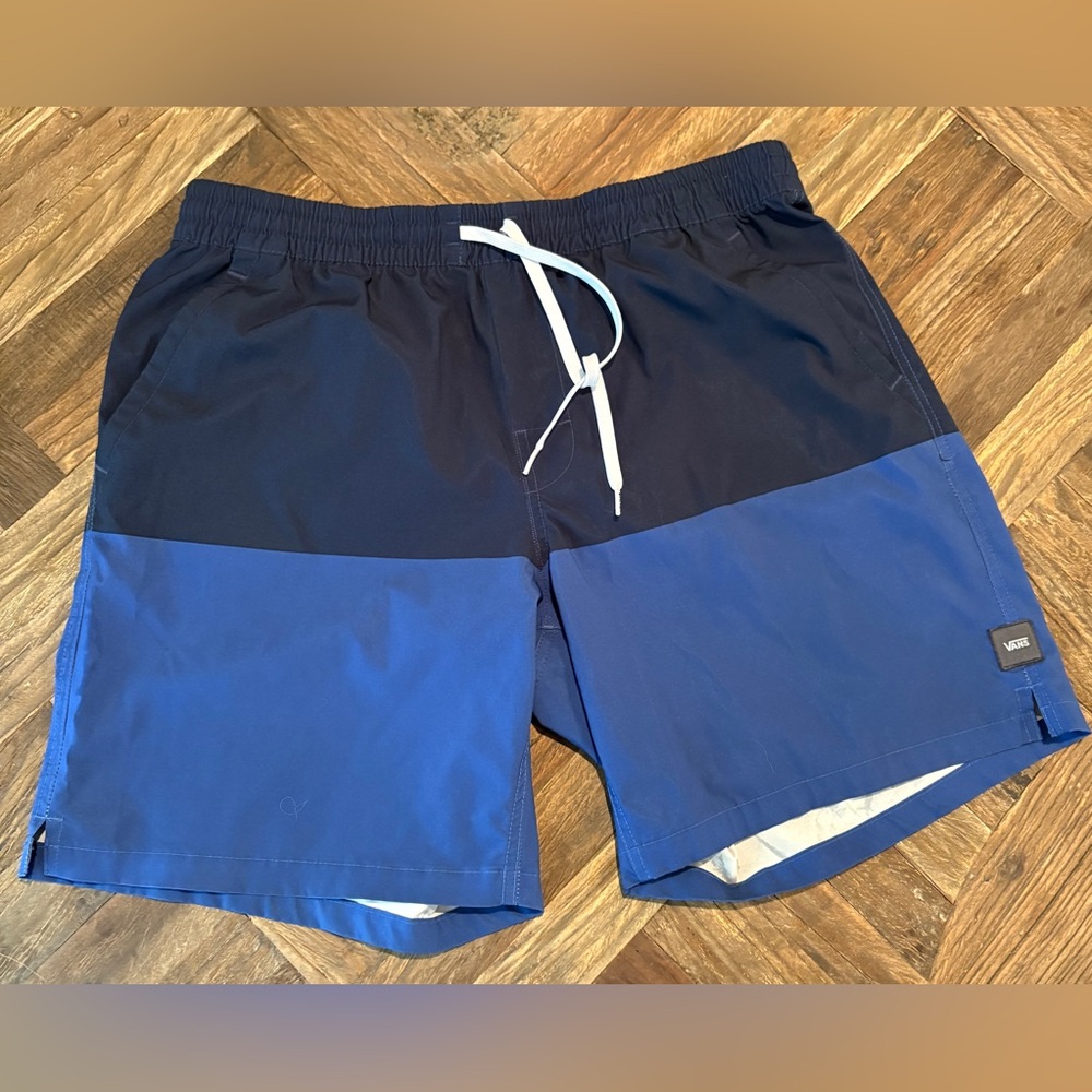 Men’s Vans Board Shorts, Unlined, Size Large, Black/Blue
Good pre owned cond!
